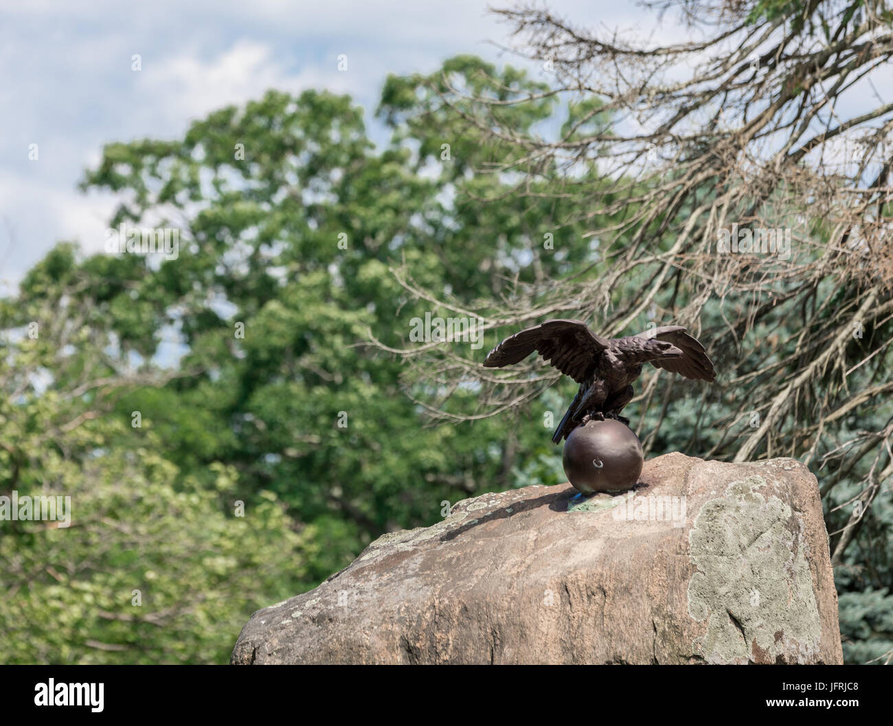 Aigle en bronze sur le dessus d'un gros rocher à Sag Harbor, NY Banque D'Images