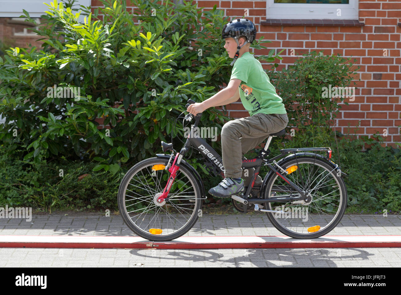 Garçon de l'école primaire pendant la leçon de cyclisme Banque D'Images