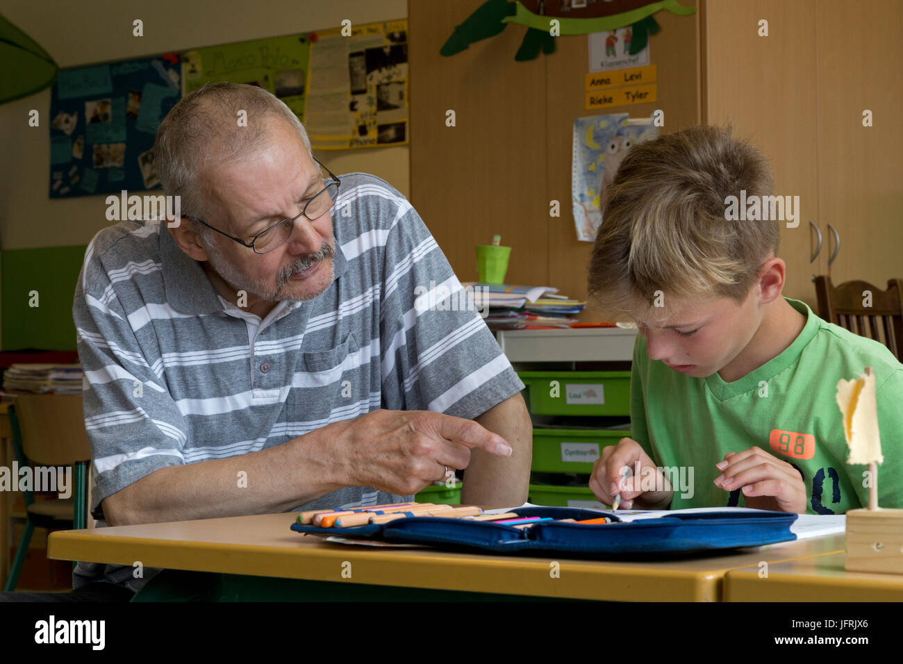 Dans Schulbegleiter Schüler mit der Grundschule | élève de l'école à l'école primaire d'escorte Banque D'Images