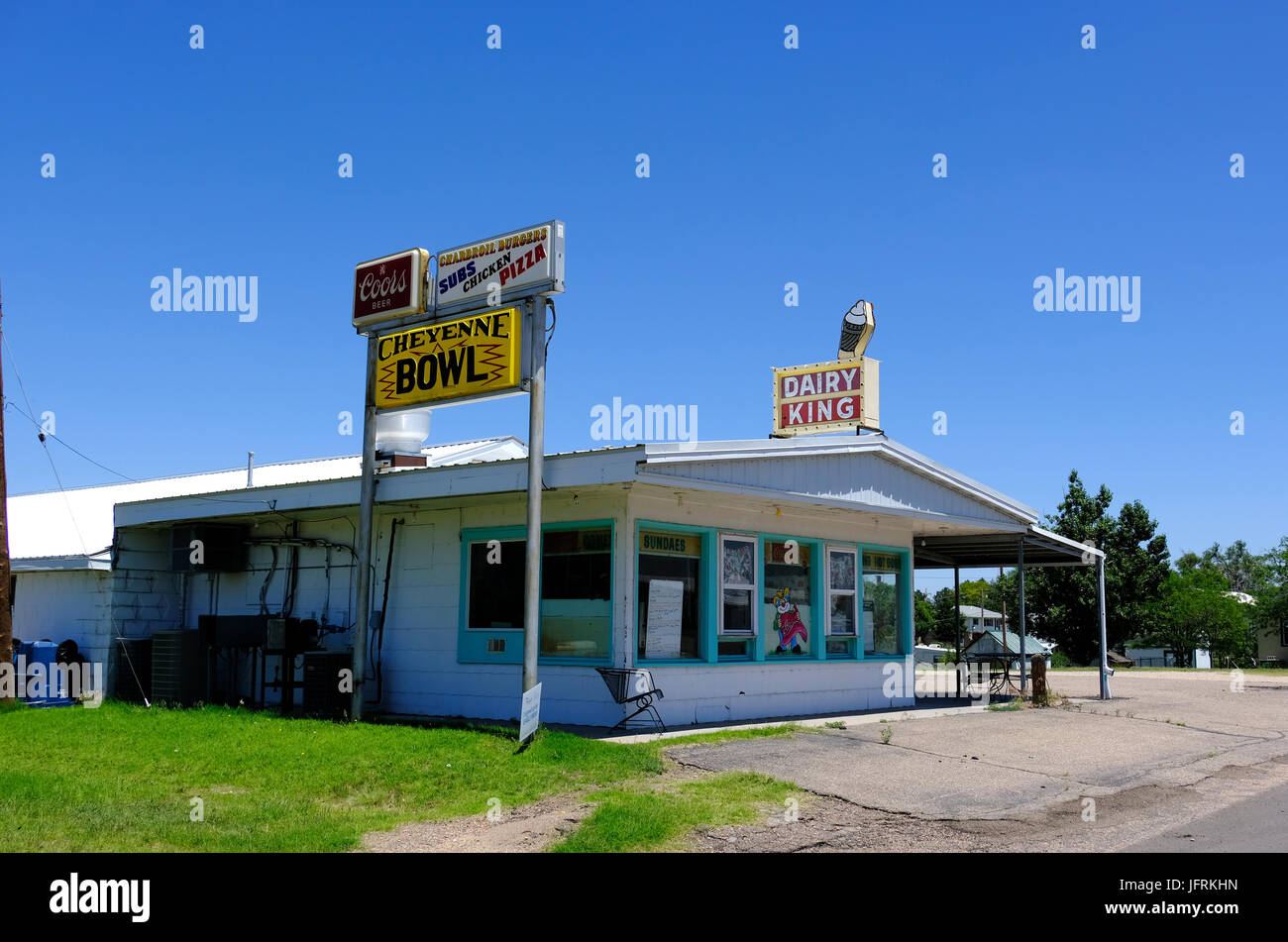 Une salle à manger et salle de quilles en milieu rural Kansas le long de l'US Highway 36. Banque D'Images