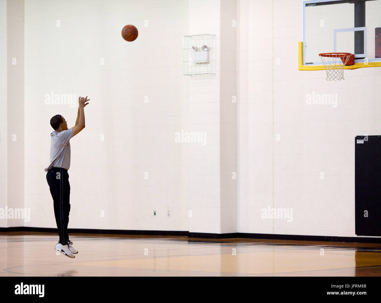 Le président Barack Obama joue au basket-ball à Fort McNair, le 9 mai 2009. Photo Officiel de la Maison Blanche par Pete Souza. Officiel de la Maison Blanche cette photographie est mis à disposition pour publication par les organismes de presse et/ou pour un usage personnel l'impression par le sujet(s) de la photographie. La photo peut ne pas être manipulés ou utilisés dans des matériaux, des publicités, produits, promotions ou de quelque façon que suggérer l'approbation ou l'approbation du Président, la première famille, ou la Maison Blanche. Banque D'Images