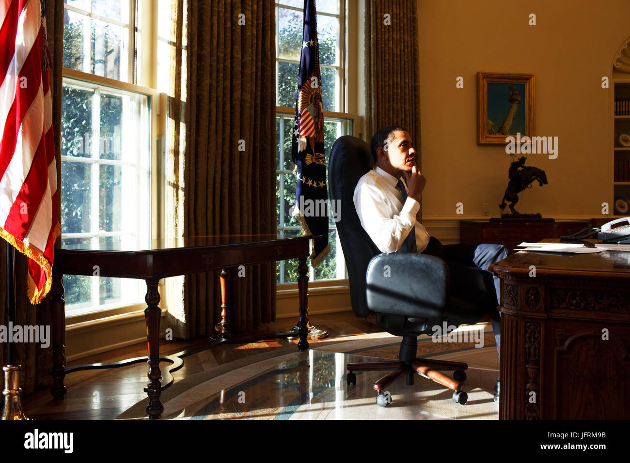 Le président Barack Obama dans le bureau ovale pour son premier jour au pouvoir 21/01/09. Photo Officiel de la Maison Blanche par Pete Souza Banque D'Images