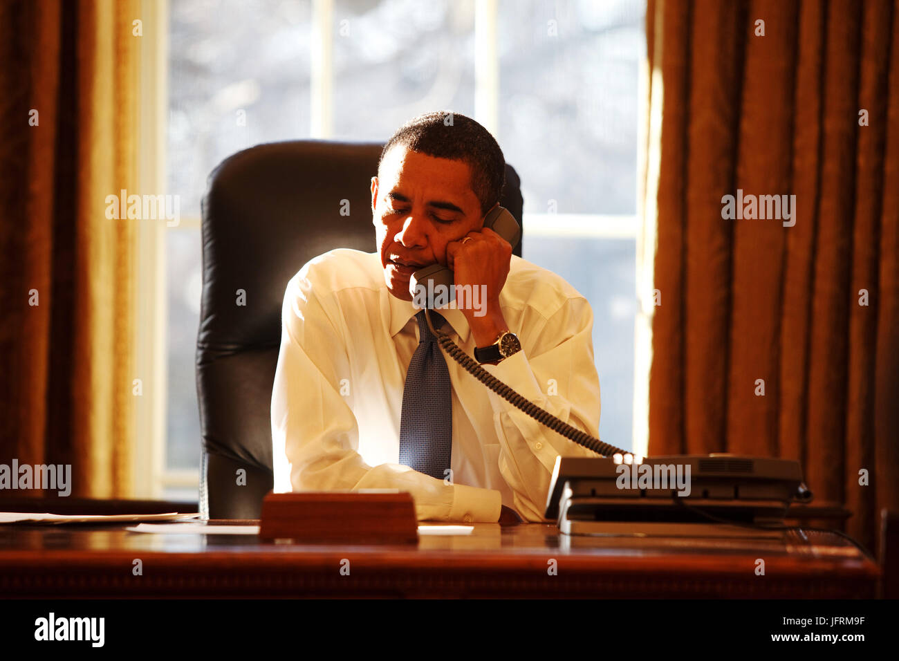 Le président Barack Obama parle avec un dirigeant étranger dans le bureau ovale pour son premier jour au pouvoir 21/01/09. Photo Officiel de la Maison Blanche par Pete Souza Banque D'Images