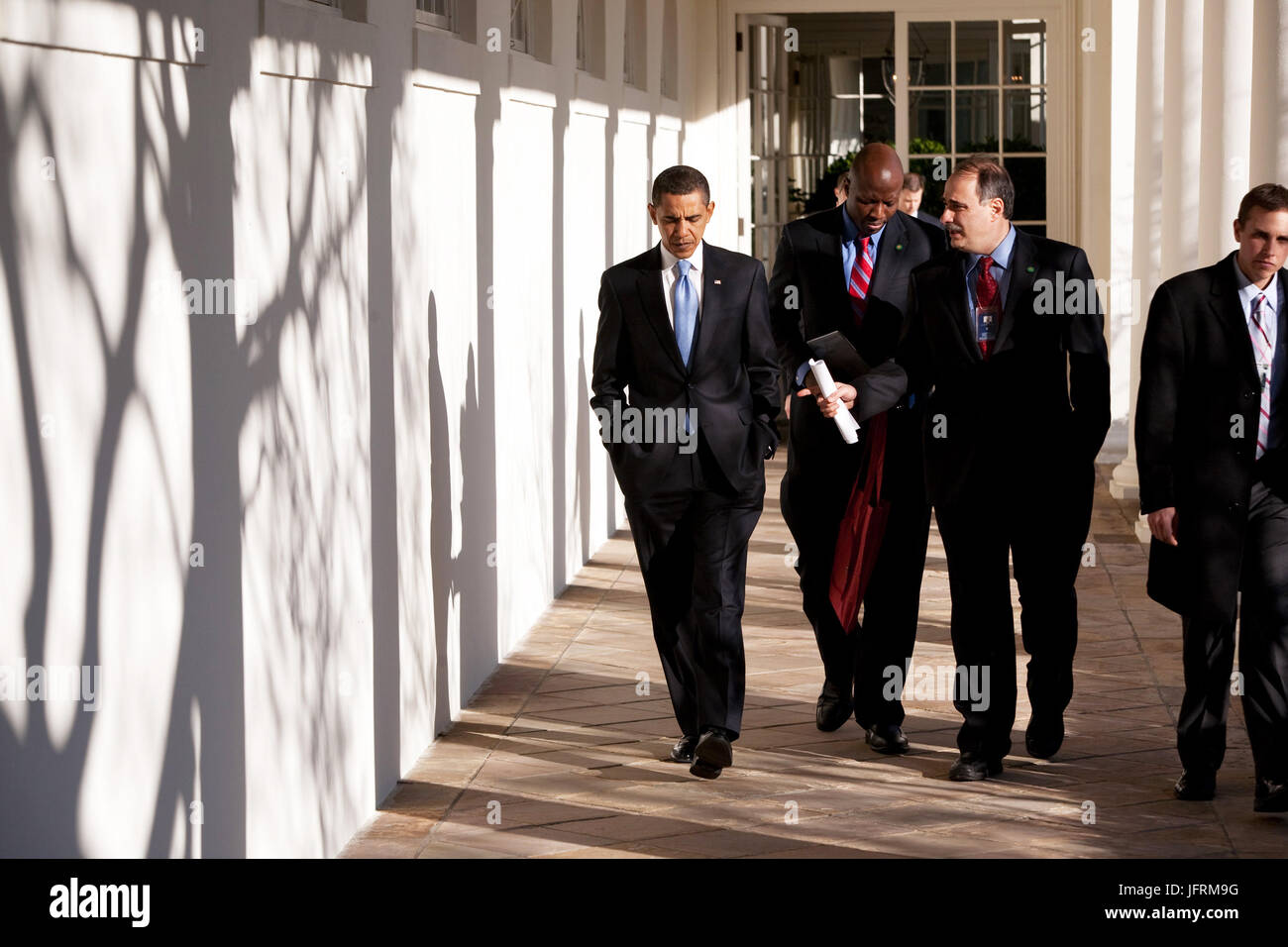 Le président Barack Obama marche sur la colonnade avec David Axelrod et Reggie Love (c) lors de sa première journée à l'office de tourisme 1/21/09. Photo Officiel de la Maison Blanche par Pete Souza Banque D'Images