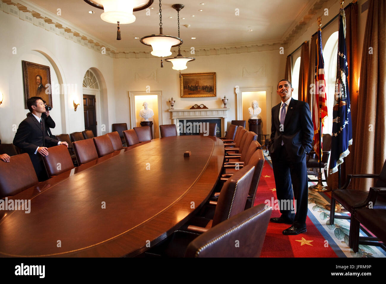 Le président Barack Obama sondages la salle du Cabinet avec les membres de la famille tout en visitant la Maison Blanche sur son premier jour dans le bureau. 1/21/09 Photo Officiel de la Maison Blanche par Pete Souza Banque D'Images
