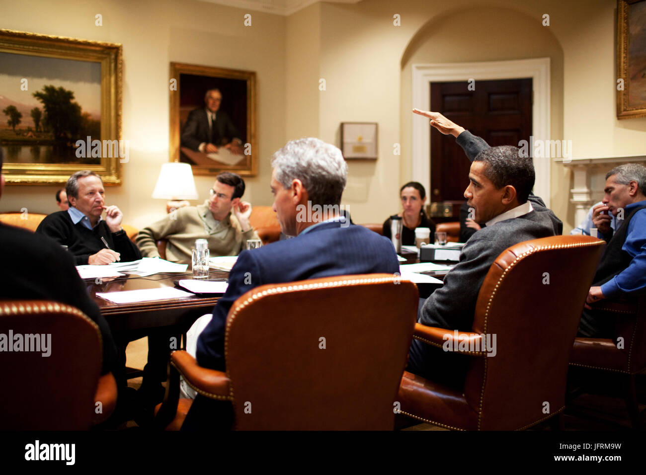 Le président Barack Obama rencontre les conseillers économiques du budget 2010 lors d'une réunion dans la Roosevelt Room. 1/24/09 Photo Officiel de la Maison Blanche par Pete Souza Banque D'Images