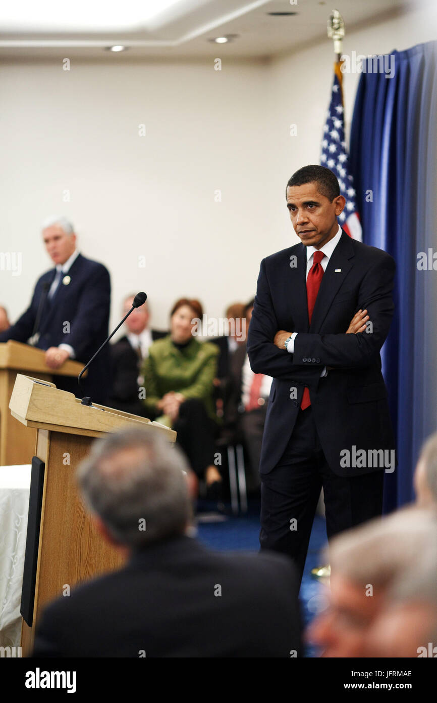 Sur la colline du Capitole, le président Barack Obama écoute une question d'un membre de la Chambre du caucus républicain. 1/27/09. Photo Officiel de la Maison Blanche par Pete Souza Banque D'Images