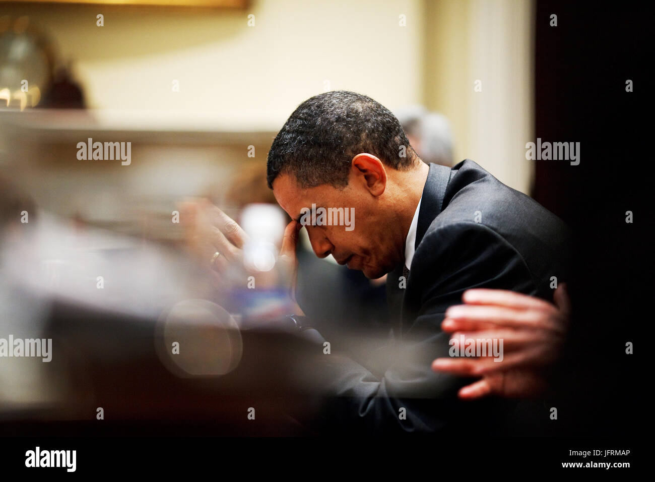 Le président Barack Obama lors d'une réunion de budget reflète dans la Roosevelt Room 1/29/09. Photo Officiel de la Maison Blanche par Pete Souza Banque D'Images