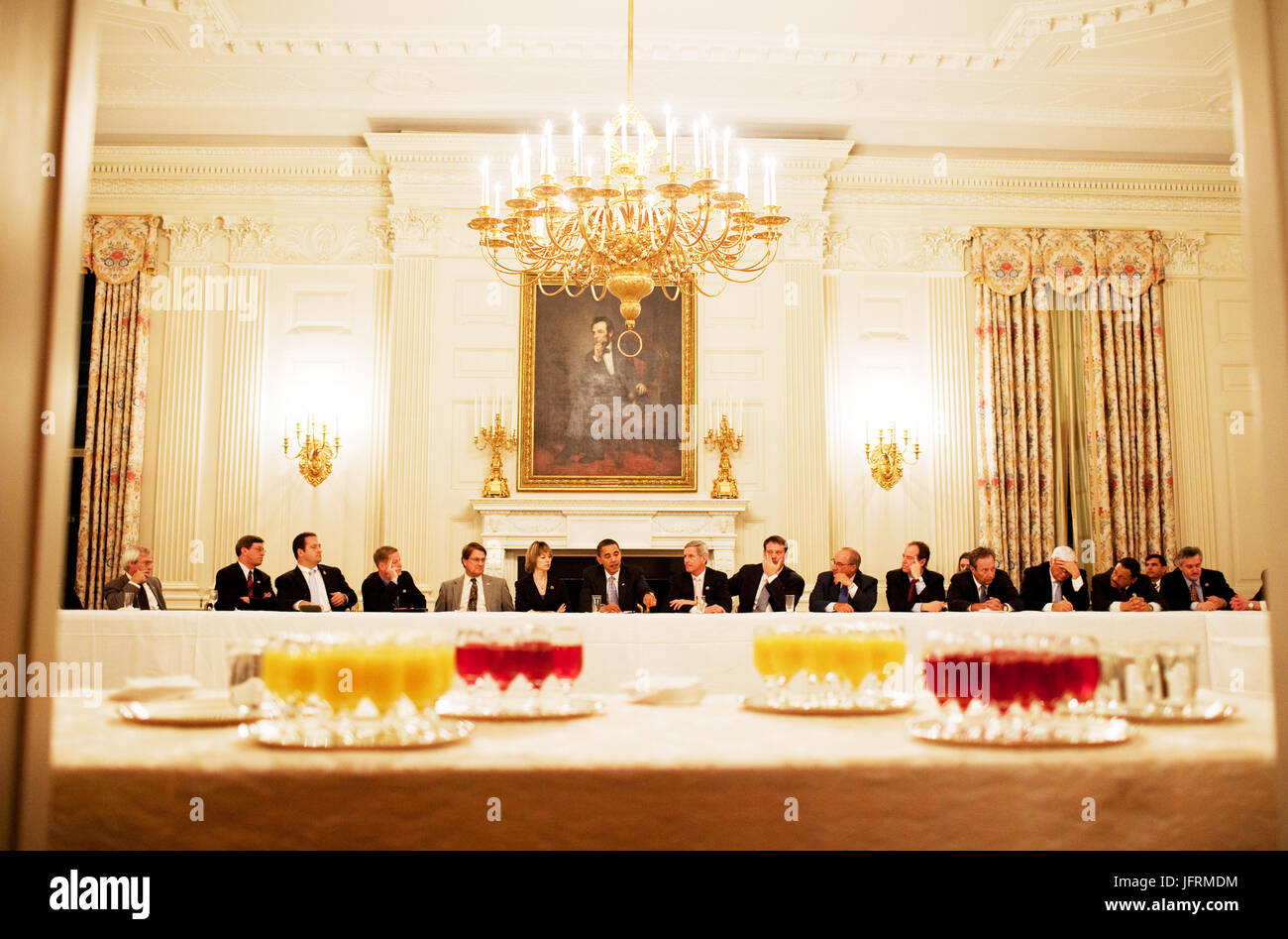 Le président Barack Obama se réunit avec la Blue Dog Coalition dans la salle à manger d'état de la Maison Blanche 2/10/09. Photo Officiel de la Maison Blanche par Pete Souza Banque D'Images