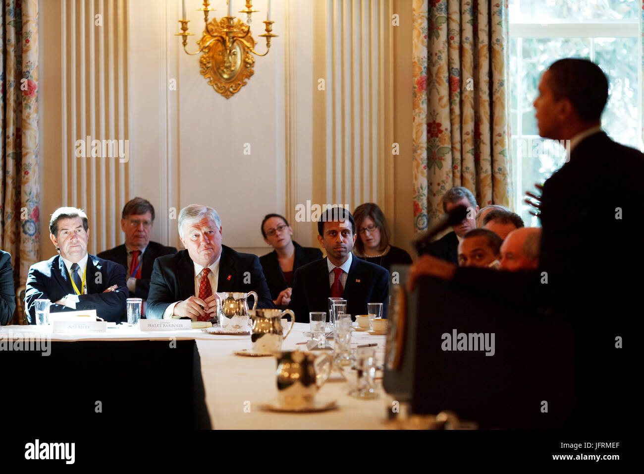 Le président Barack Obama et le Vice-président Joe Biden à la réunion de l'Association nationale des gouverneurs de l'État Salle à manger 2/23/09 Photo Officiel de la Maison Blanche par Pete Souza Banque D'Images