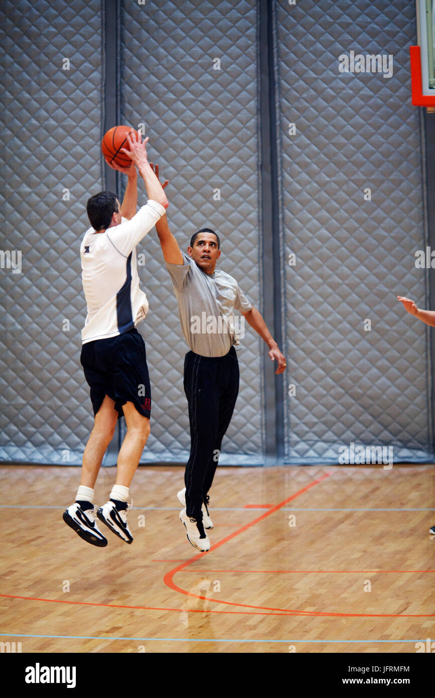 Le président Barack Obama joue au basket-ball au département américain de l'intérieur, Washington, D.C. avec Secrétaire à l'éducation Arne Duncan, 2/28/09. Photo Officiel de la Maison Blanche Pete Souza Banque D'Images