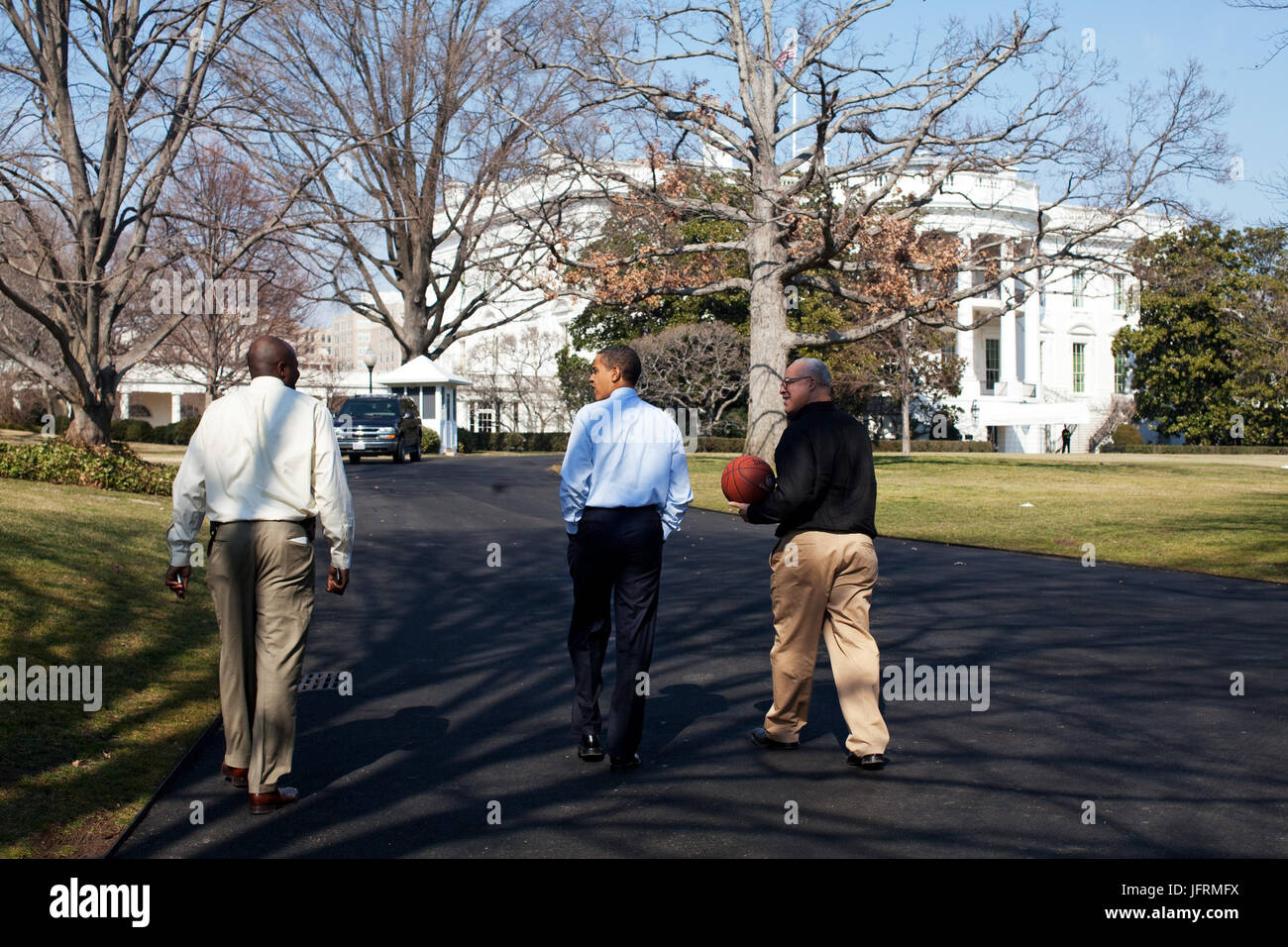 Le président Barack Obama marche vers la Maison Blanche avec ami Eric Whitaker, droit et d'assistant personnel Reggie Love après le tournage arceaux à la pelouse Sud basket-ball. 3/6/09 Banque D'Images