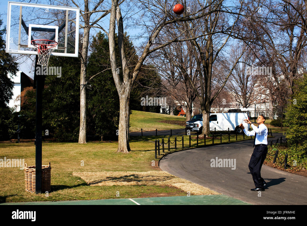 Le président Barack Obama tire-ball sur la pelouse Sud de la Maison Blanche de basket-ball 3/6/09. Photo Officiel de la Maison Blanche par Pete Souza Banque D'Images