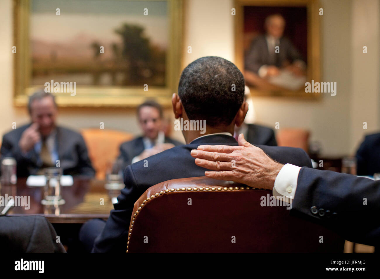 Le président Barack Obama participe à une réunion économique dans la Roosevelt Room de la Maison Blanche 3/24/09. Photo Officiel de la Maison Blanche par Pete Souza Banque D'Images