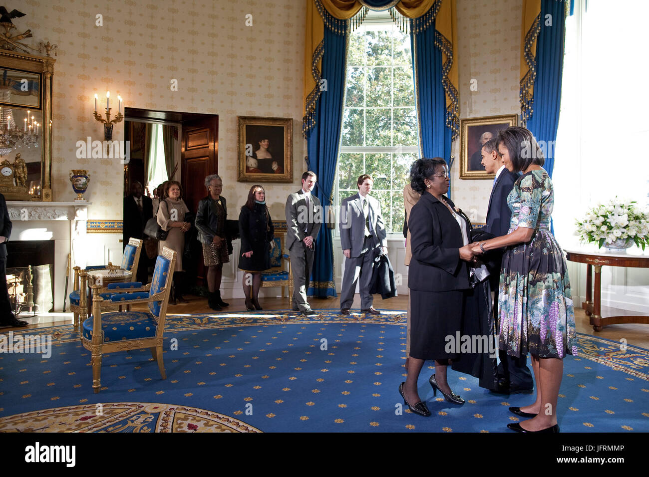 Le président Barack Obama et Première Dame Michelle Obama bienvenue aux visiteurs de la Maison blanche dans la salle bleue. 1/21/09. Photo Officiel de la Maison Blanche par Pete Souza Banque D'Images