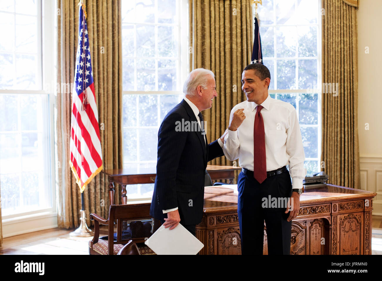 Le président Barack Obama et le Vice-président Joe Biden rire ensemble dans le bureau ovale, 1/22/09. Photo Officiel de la Maison Blanche par Pete Souza Banque D'Images