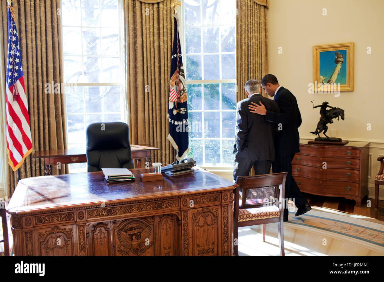 Le président Barack Obama parle seul avec le chef de la majorité au Sénat Harry Reid dans le bureau ovale après réunion bipartite. 1/23/09 Photo Officiel de la Maison Blanche par Pete Souza Banque D'Images