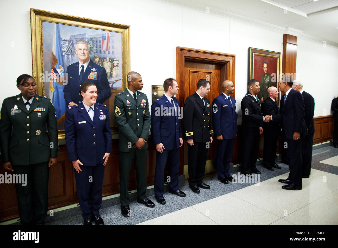 Le président Barack Obama et le vice-président Joe Biden salue le personnel militaire au cours d'une visite au Pentagone à Arlington, en Virginie. 1/28/09. Photo Officiel de la Maison Blanche par Pete Souza Banque D'Images