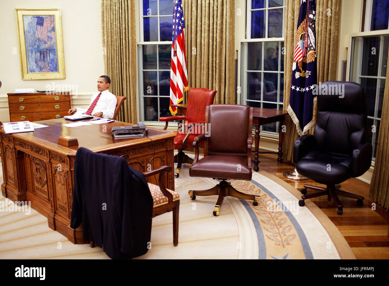 Le président Barack Obama tente de chaises de bureau différents dans le bureau ovale 1/30/09. Photo Officiel de la Maison Blanche par Pete Souza Banque D'Images