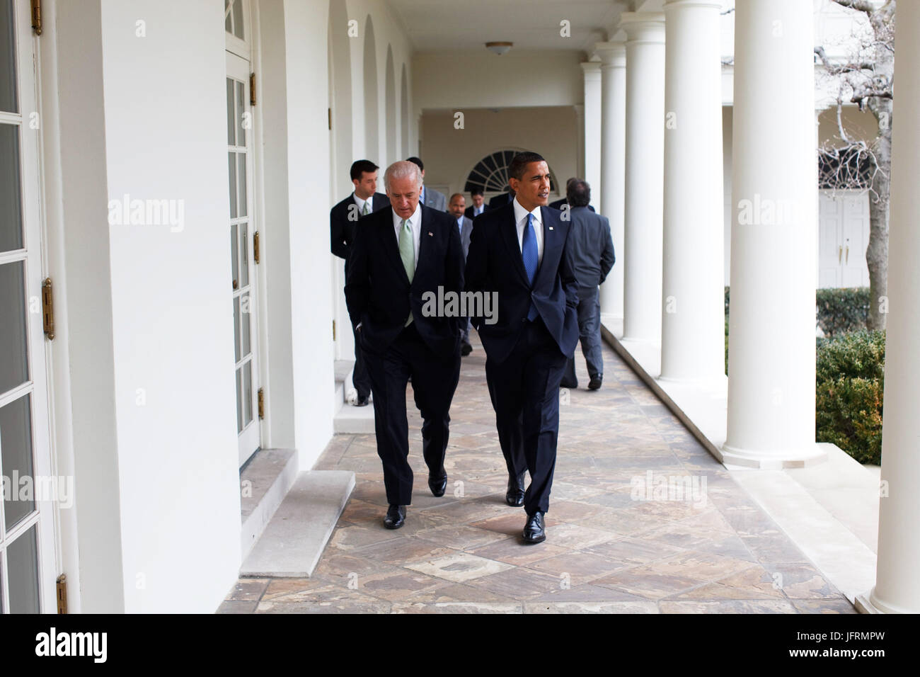 Le président Obama promenades pour le Bureau Ovale le long de la colonnade avec le Vice-président Joe Biden 2/3/09. Photo Officiel de la Maison Blanche par Pete Souza Banque D'Images