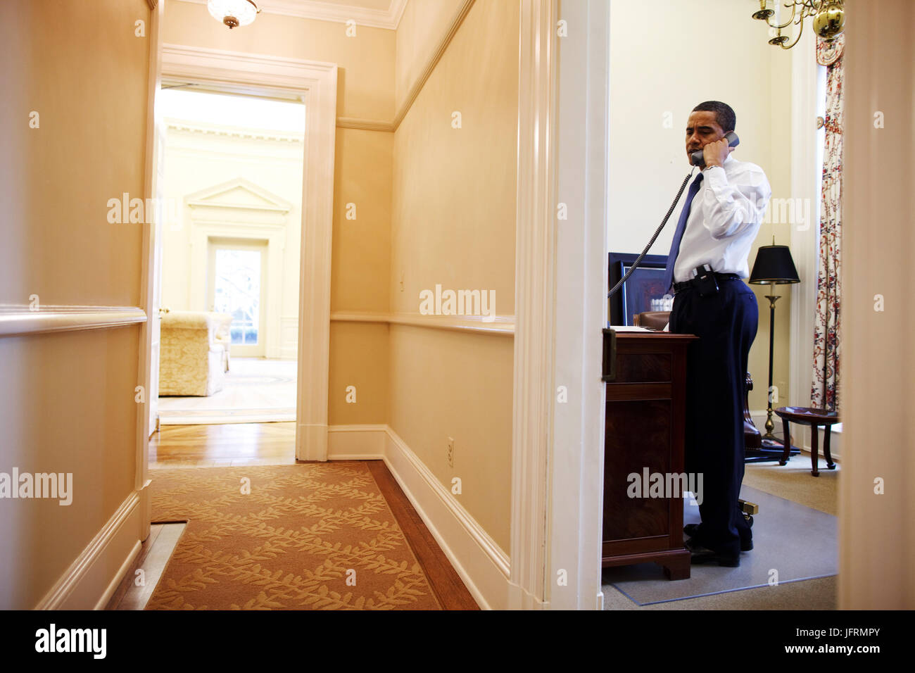 Le président Barack Obama prend un appel téléphonique dans son étude sur le Bureau Ovale 2/3/09. Photo Officiel de la Maison Blanche par Pete Souza Banque D'Images
