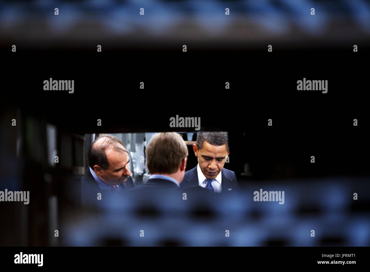Le président Barack Obama vérifie son BlackBerry tout en conférant à l'Attaché de presse Robert Gibbs et Conseiller David Axelrod 2/12/09. Photo Officiel de la Maison Blanche par Pete Souza Banque D'Images