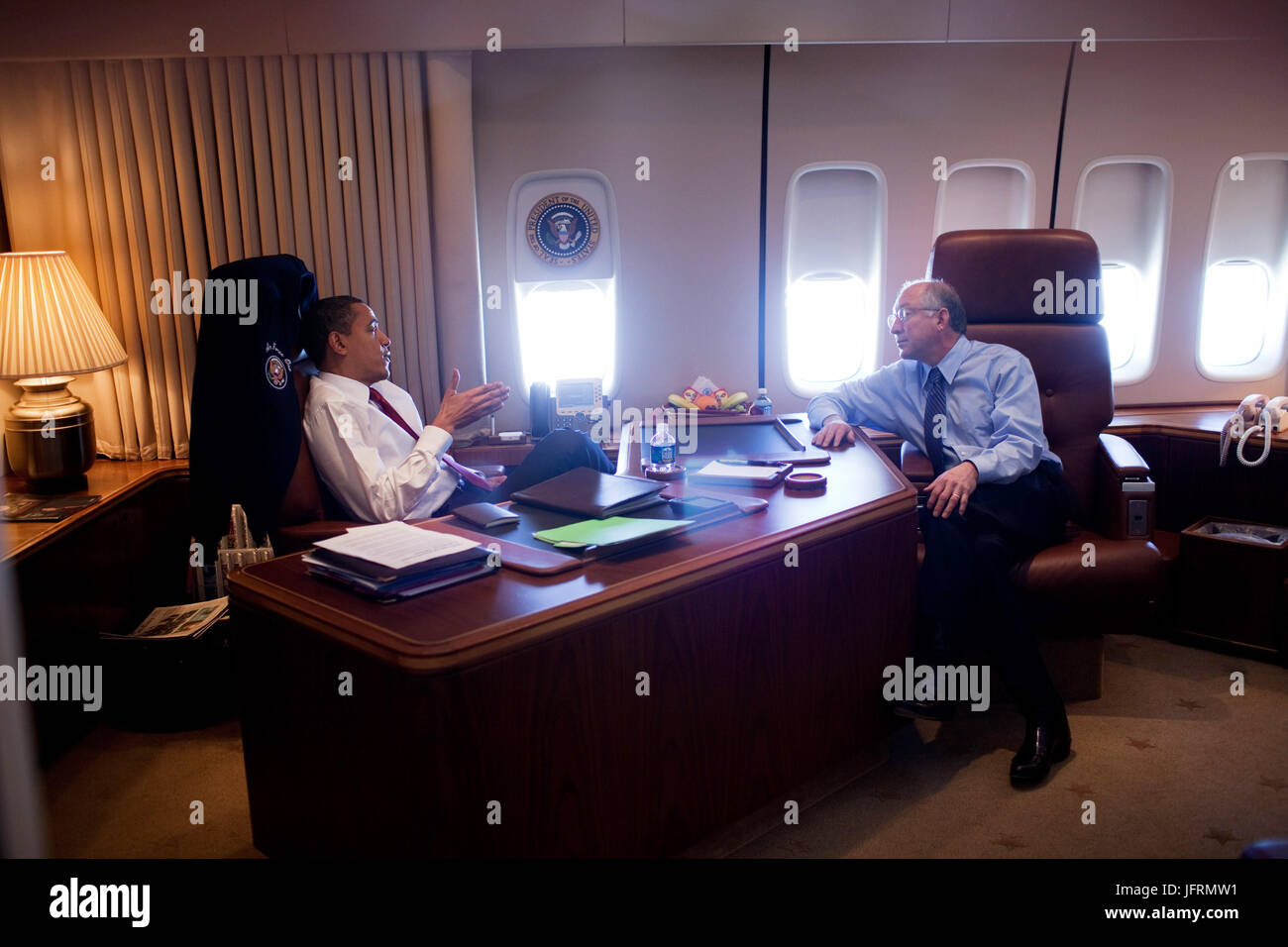 Le président Barack Obama rencontre le secrétaire à l'intérieur Ken Salazar à bord d'Air Force One lors d'un vol pour Denver, Colorado 2/17/09. Photo Officiel de la Maison Blanche par Pete Souza Banque D'Images