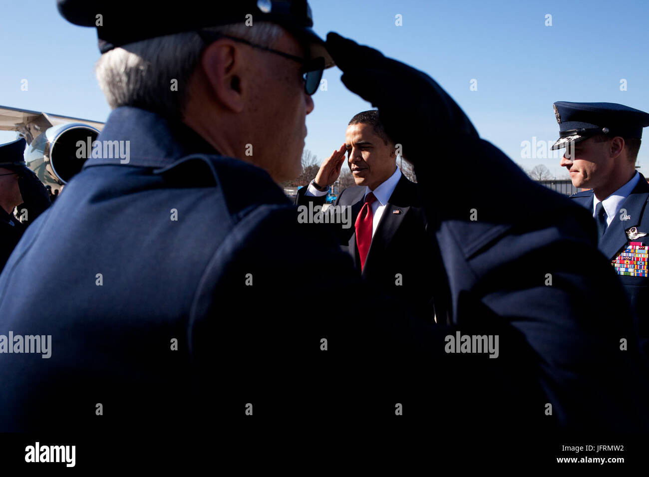 Le président américain Barack Obama salue, au départ de la base aérienne d'Andrews pour Denver, Colorado 2/17/09. Photo Officiel de la Maison Blanche par Pete Souza Banque D'Images