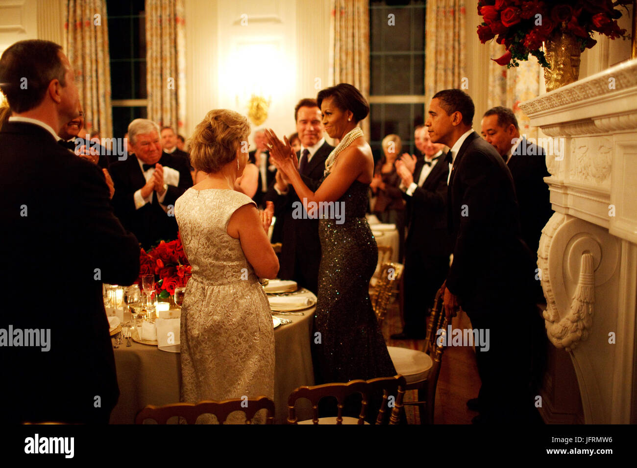 Le président Barack Obama sort de la présidence de la Première Dame Michelle Obama au Governors Ball dans la salle à manger d'État 22/02/09 Photo Officiel de la Maison Blanche par Pete Souza Banque D'Images