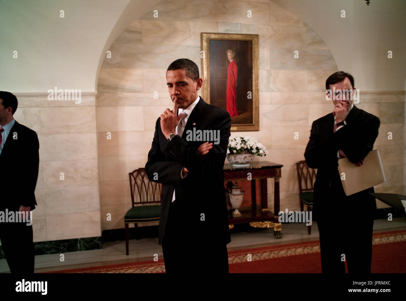 Le président Barack Obama reflète tout en se tenant dans le couloir du rez-de-chaussée de la Maison Blanche, avant d'aborder la presse au sujet des services financiers 25/02/09. Photo Officiel de la Maison Blanche par Pete Souza Banque D'Images