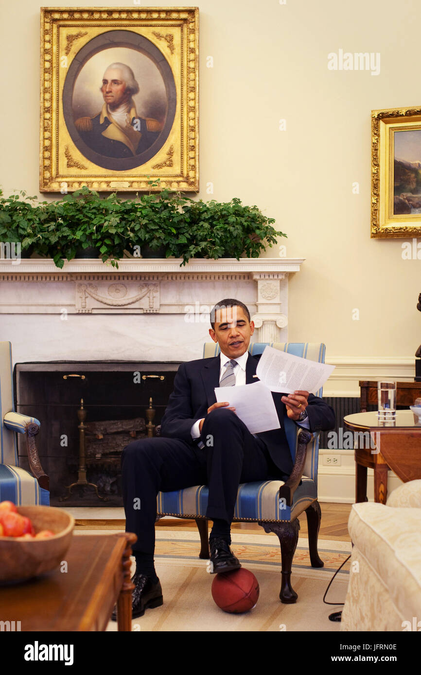 Le président Barack Obama repose son pied sur un ballon de football au cours de la réunion du Conseil de politique intérieure dans le bureau ovale 25/03/09. Photo Officiel de la Maison Blanche par Pete Souza Banque D'Images