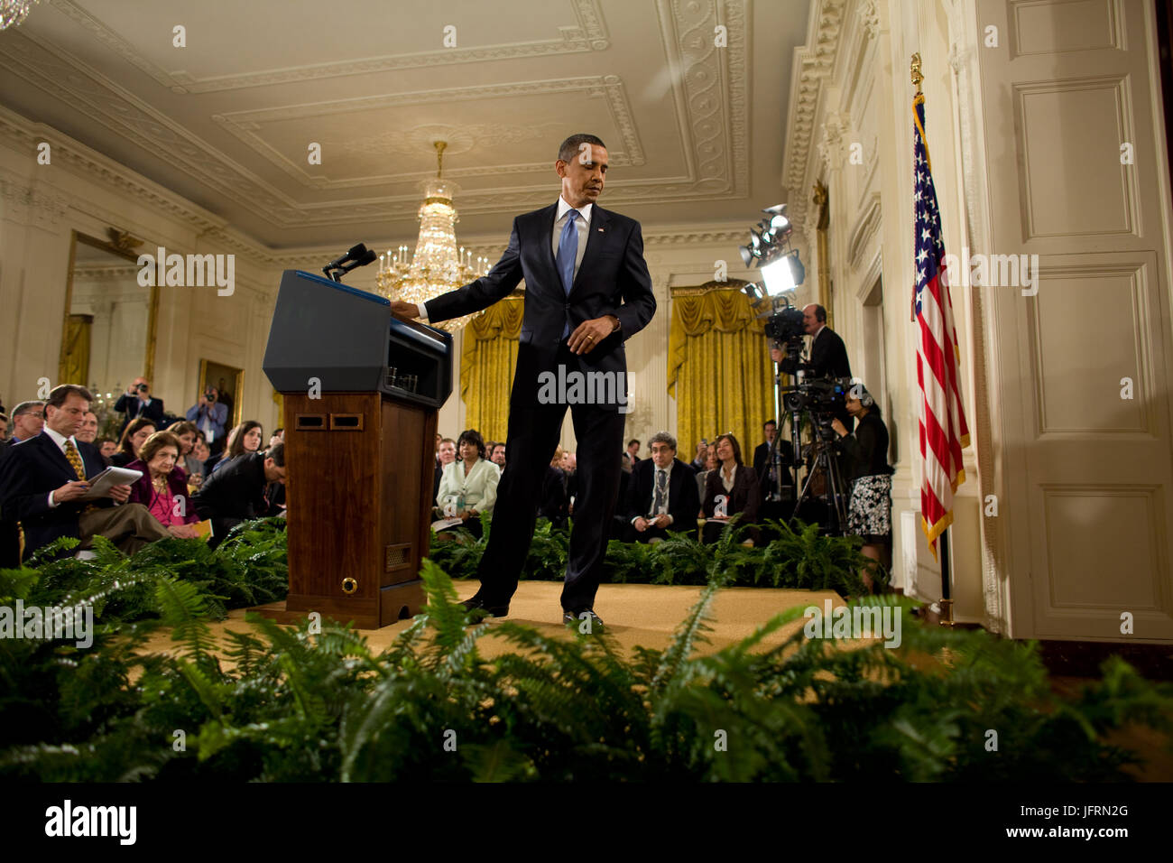 Le président Barack Obama quitte le podium après un premier temps conférence de presse dans l'East Room de la Maison Blanche, le mercredi 29 avril 2009. Photo Officiel de la Maison Blanche par Chuck Kennedy Banque D'Images