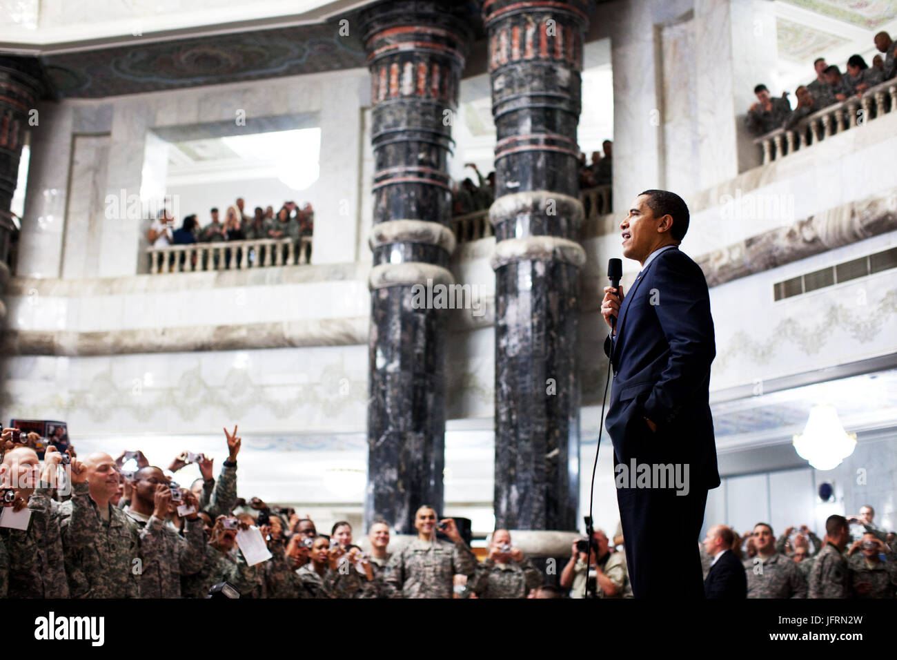 Le président Barack Obama aborde les troupes américaines au cours de sa visite au camp Victory, à Bagdad, l'Iraq 4/7/09. Photo Officiel de la Maison Blanche par Pete Souza Banque D'Images