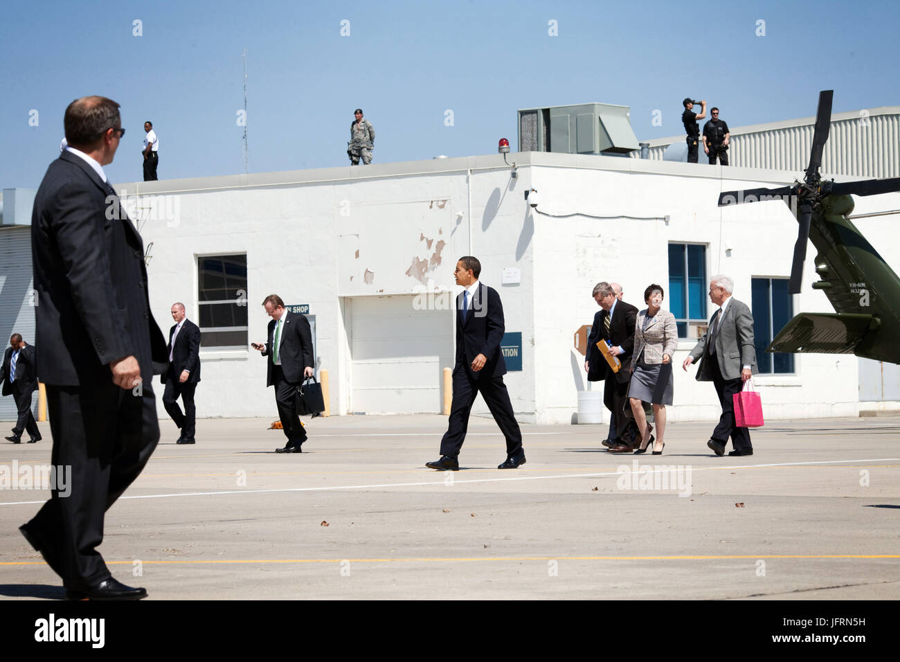 Le président Barack Obama et les membres du personnel de la Maison Blanche se préparer à quitter l'aéroport de Des Moines, le 22 avril 2009, à la suite d'une visite à Newton, Iowa. Photo Officiel de la Maison Blanche par Pete Souza Banque D'Images