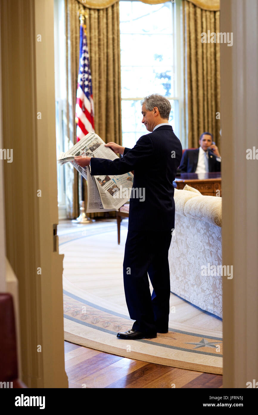 Chef de Cabinet de la Maison Blanche Rahm Emanuel ressemble à un journal dans le bureau ovale, comme le président Barack Obama parle au téléphone le 4 avril 2009. Photo Officiel de la Maison Blanche par Pete Souza Banque D'Images