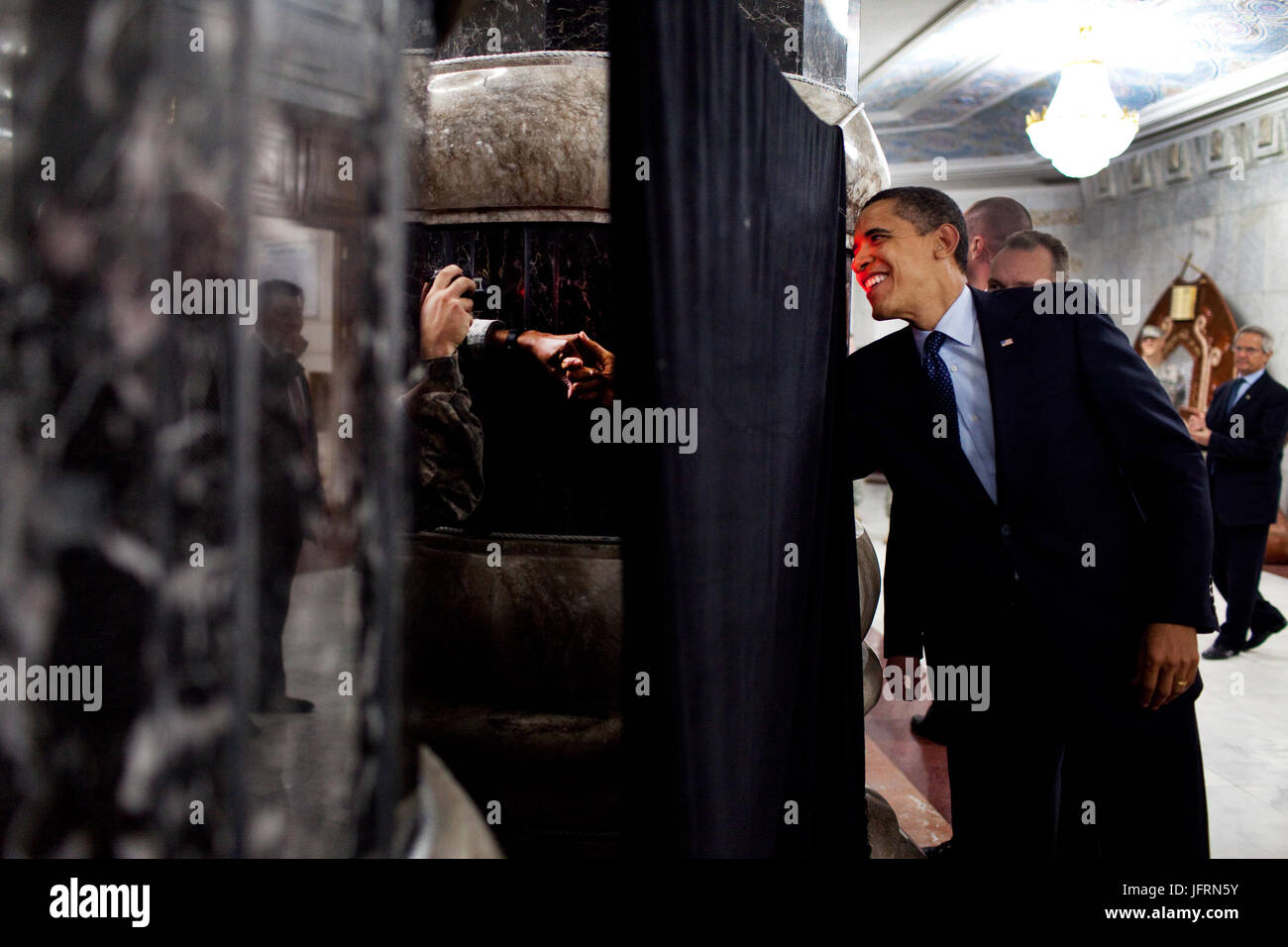 Le président Barack Obama arrive derrière un pilier de serrer la main des troupes américaines au camp Victory à Baghdad, Iraq 4/7/09. Photo Officiel de la Maison Blanche par Pete Souza Banque D'Images