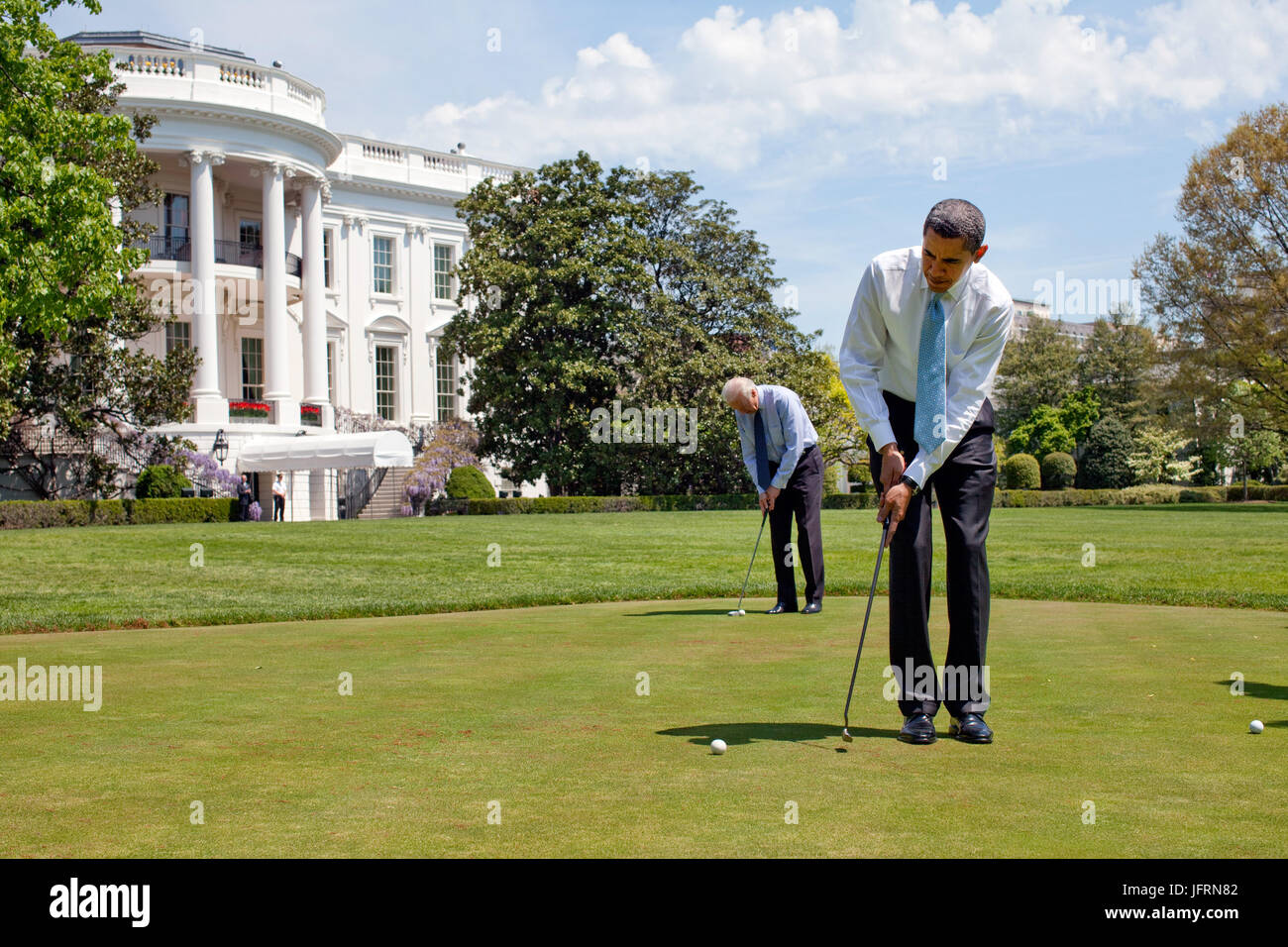 Le président Barack Obama et le Vice-président Joe Biden pratiquer leur mise sur la Maison Blanche et un vert le 24 avril 2009. Photo Officiel de la Maison Blanche par Pete Souza Banque D'Images