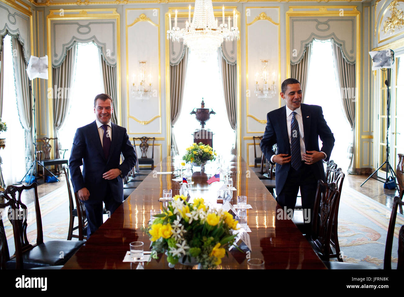 Le président Barack Obama conclut une réunion bilatérale avec le président Dmitri Medvedev de la Russie à Winfield House le 1 avril 2009, à Londres. Photo Officiel de la Maison Blanche par Pete Souza Banque D'Images