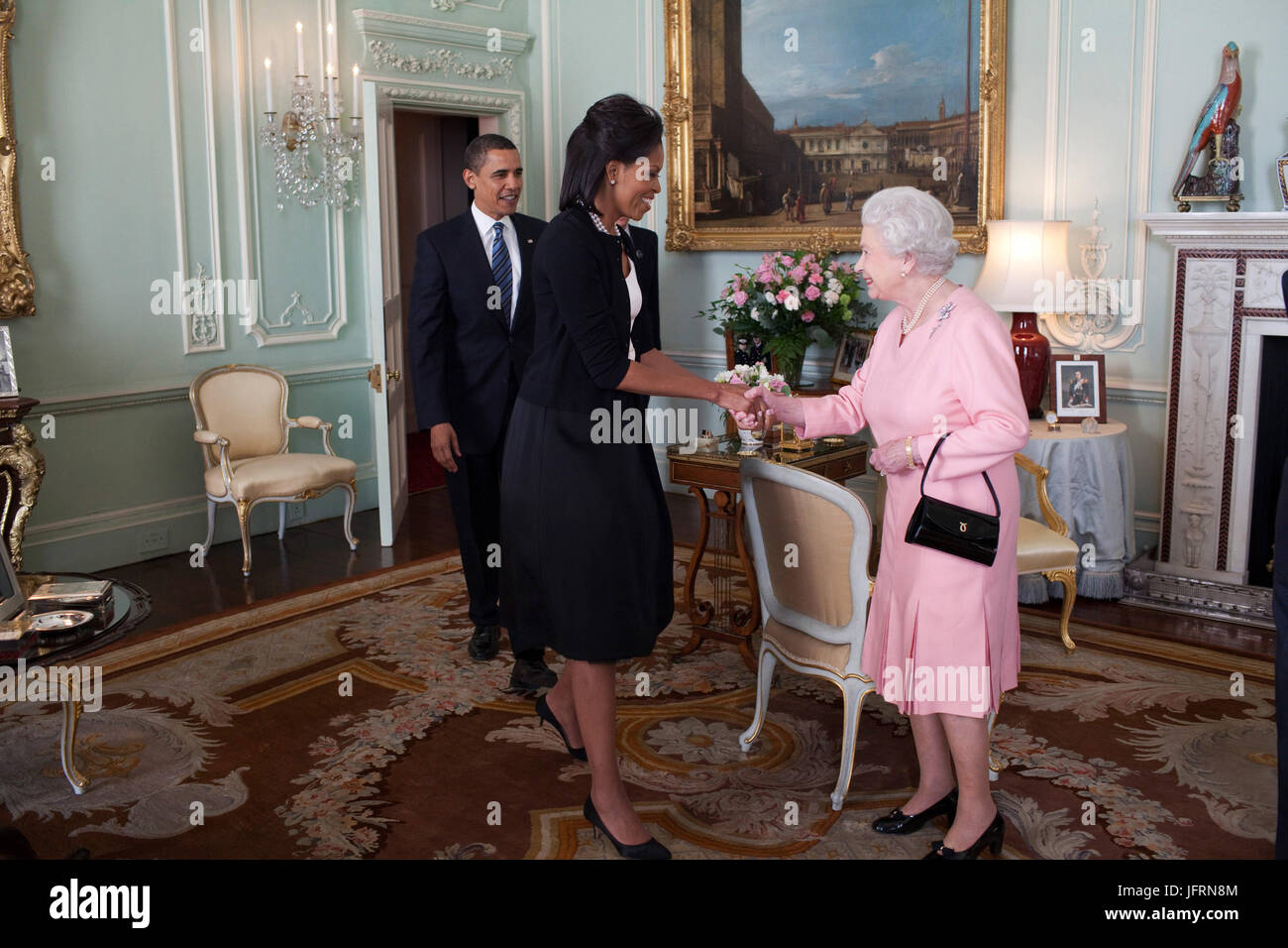 Le président Barack Obama et Première Dame Michelle Obama est accueilli par Sa Majesté la Reine Elizabeth II à Buckingham Palace à Londres, le 1er avril 2009. Photo Officiel de la Maison Blanche par Pete Souza Banque D'Images