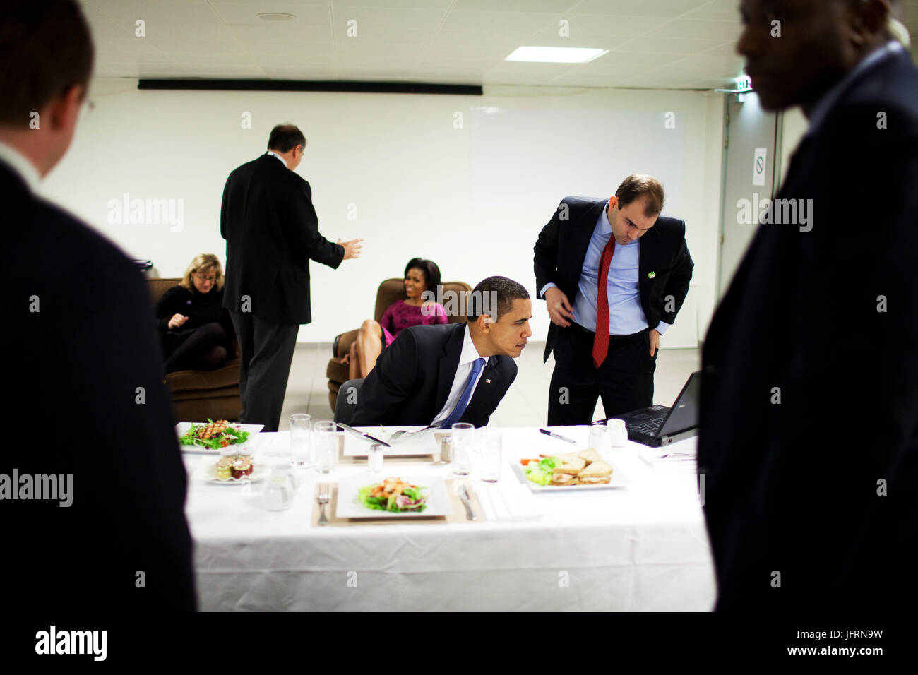 Le président Barack Obama commentaires son discours au parlement turc en charge de Ben Rhodes tout en mangeant le déjeuner le 3 avril 2009, à Strasbourg, en France. Photo Officiel de la Maison Blanche/Pete Souza Banque D'Images