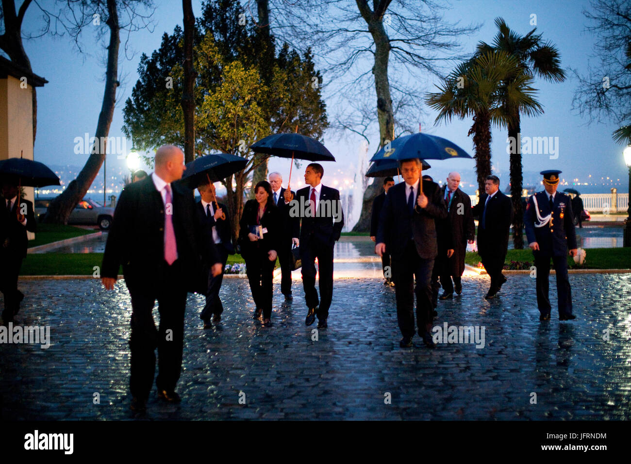 Le président Barack Obama et les membres de son personnel arrive pour une réception le 6 avril 2009, au palais de Dolmabahçe, à Istanbul. Photo Officiel de la Maison Blanche par Pete Souza Banque D'Images