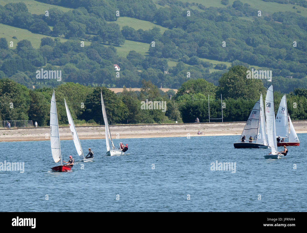 2 juillet 2017 - petite voile terne sur le réservoir à Cheddar, Somerset, Angleterre. Banque D'Images