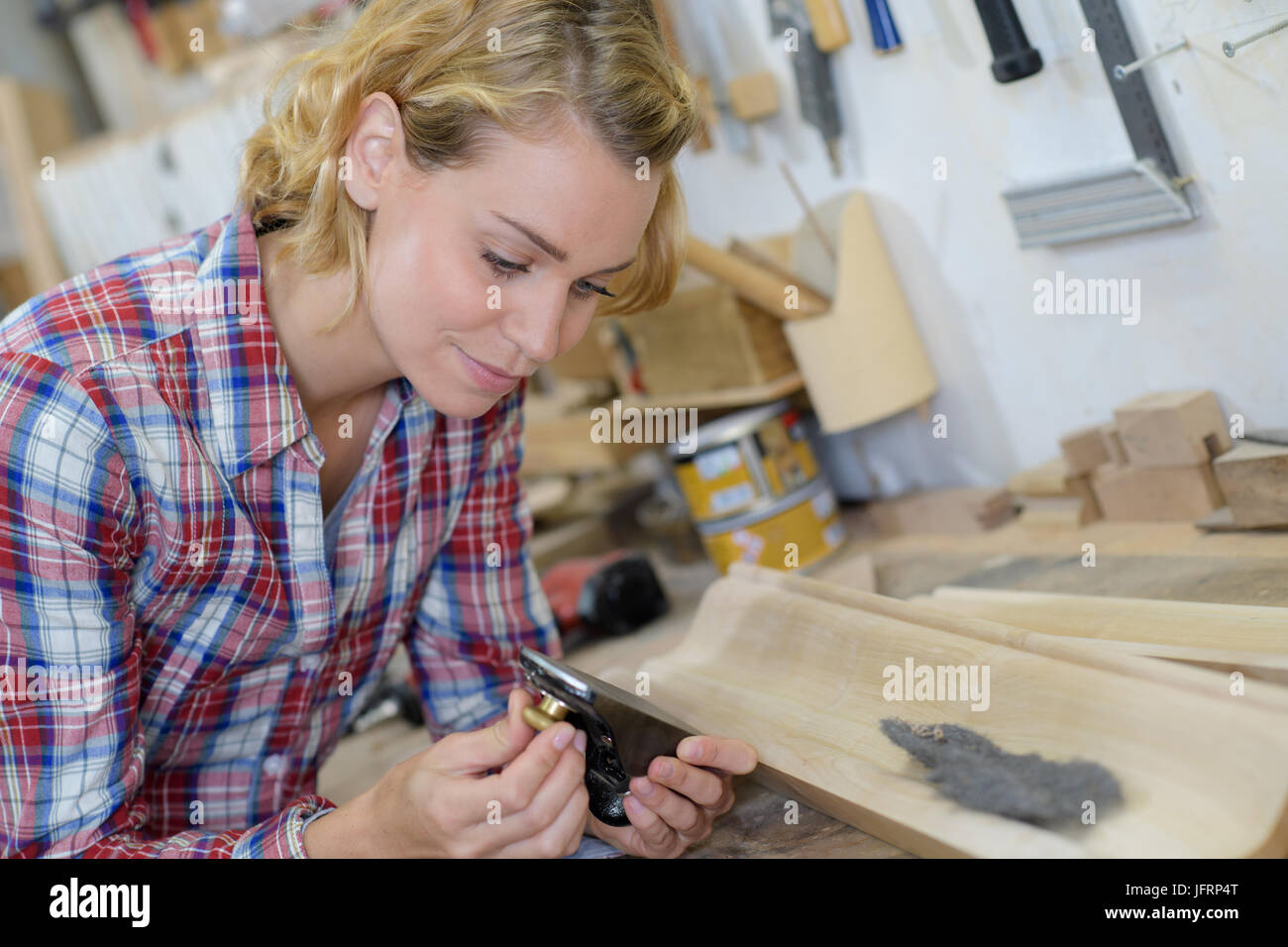 Female carpenter travaillant en atelier Banque D'Images