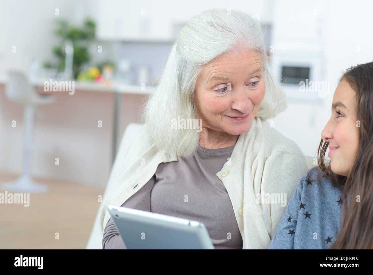 Heureux grand-mère et petite fille profiter d'être ensemble Banque D'Images