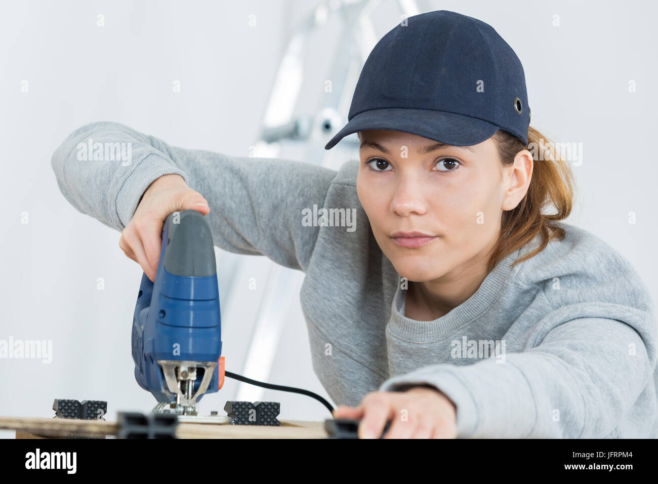 Conscients de la sécurité female carpenter Banque D'Images