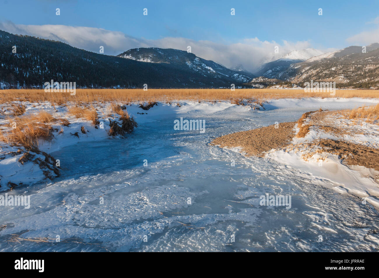 Le soleil du matin touche un grand congelés rivière Thompson. Rocky Mountain National Park, Colorado. Banque D'Images