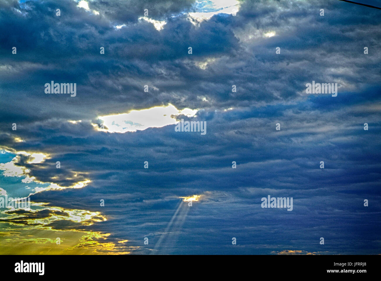 Un rayon de soleil dans la soirée via le cloud, Russie Banque D'Images