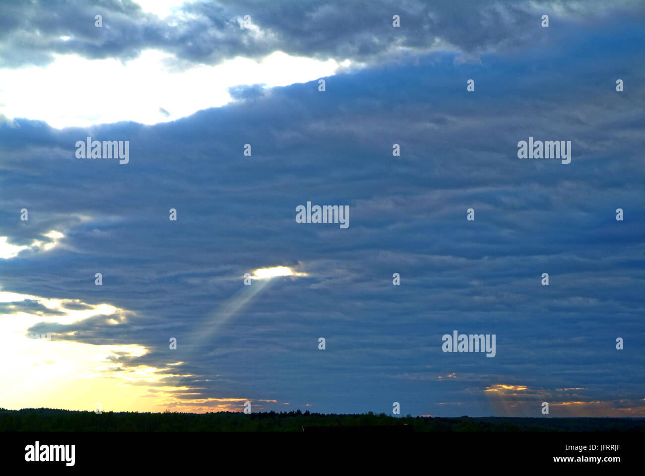 Un rayon de soleil dans la soirée via le cloud, Russie Banque D'Images