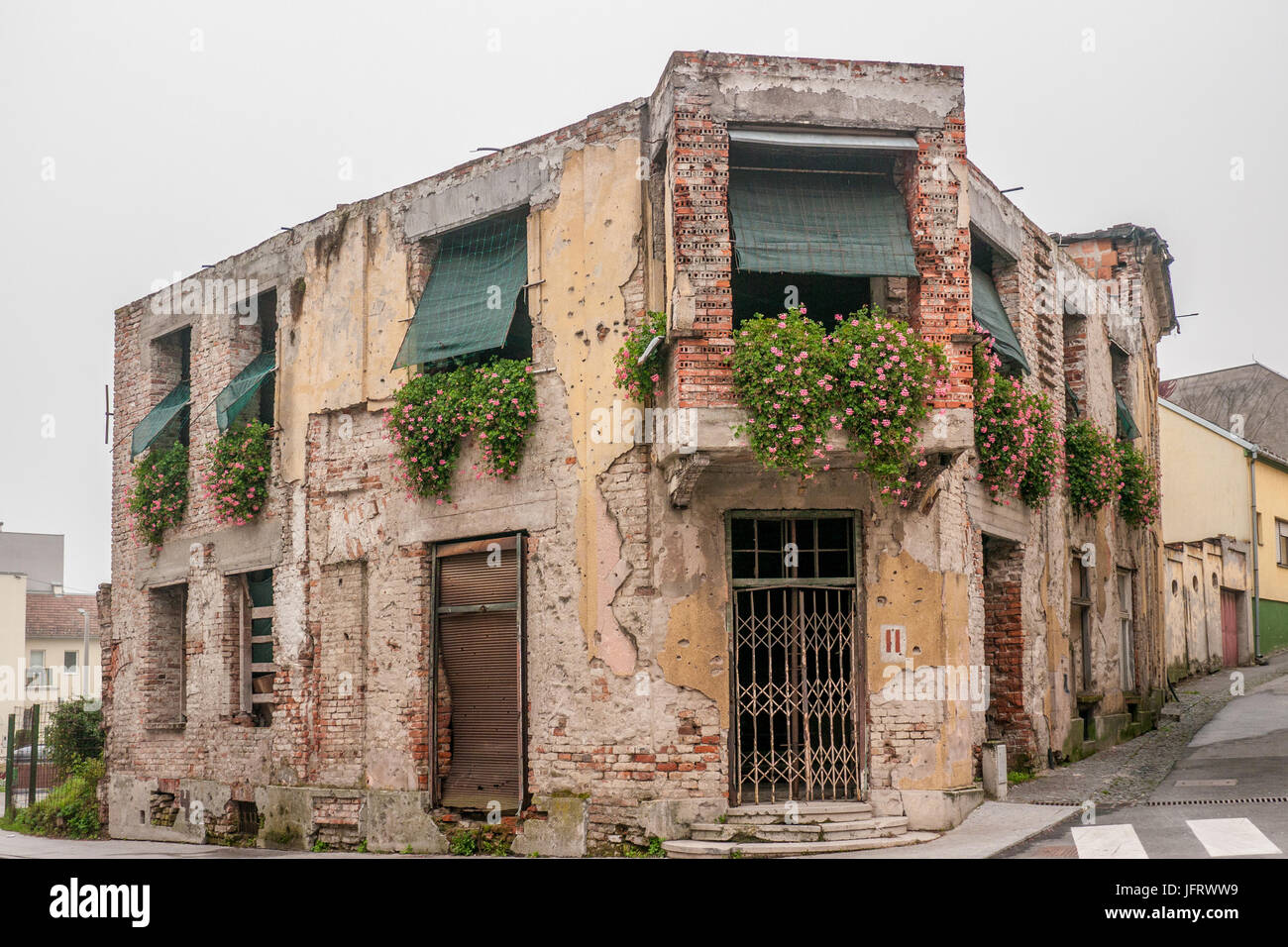 Une bataille marquée memorial building à Vukovar, Croatie, montrant des dommages causés par les guerres de Yougoslavie dans les années 90. Banque D'Images