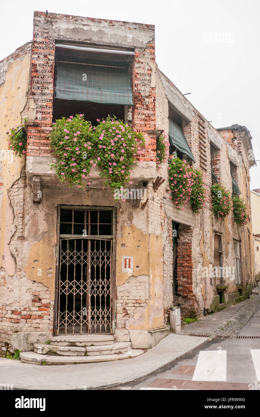 Une bataille marquée memorial building à Vukovar, Croatie, montrant des dommages causés par les guerres de Yougoslavie dans les années 90. Banque D'Images